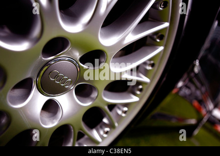 Ein Weitwinkel Bild des Leichtmetallräder von einer hochglanzpolierten schwarzen Audi auf der Motorexpo Messe in Canary Wharf, London. Stockfoto