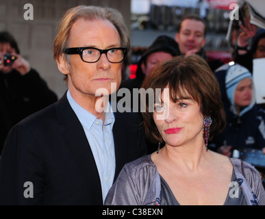 Bill Nighy und Diana Quick Welt-Premiere von "The Boat, die Rocked" statt auf das Odeon, Leicester Square - London eingetroffen, Stockfoto