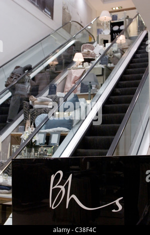 Ein Kunde Einkaufen im Inneren der BHS-Store auf der Oxford Street, London Stockfoto