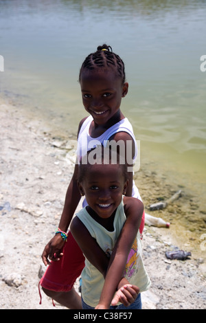 Zwei junge Schwestern posieren für Bilder bei gechecked Pond in Antigua Stockfoto