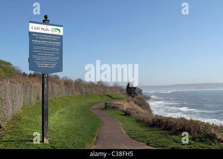 Cliff Walk in Newport, Rhode Island, USA, bietet eine drei und eine halbe Meile zu Fuß am Rand der Klippen am Meer. Stockfoto