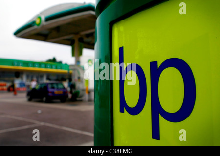 Das BP-Zeichen auf der BP-Vorstand an einer Tankstelle in London. Stockfoto