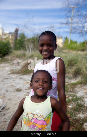 Zwei junge Schwestern posieren für Bilder bei gechecked Pond in Antigua Stockfoto