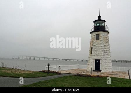 Goat Island Leuchtturm an einem nebligen Tag. Newport, Rhode Island, USA. Stockfoto