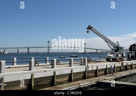 Reparaturarbeiten am Jamestown Waterfront Pier durchgeführt werden. Jamestown, Rhode Island, USA Stockfoto