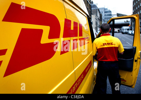 Ein DHL-van-Fahrer bereitet sich auf eine Lieferung zu machen. Stockfoto