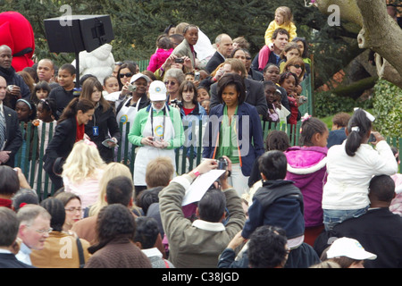 First Lady Michelle Obama bereitet den Kindern die jährlichen White House Easter Egg Roll auf dem South Lawn des weißen zu lesen Stockfoto
