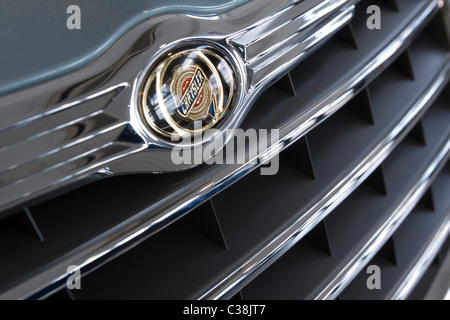 Chrysler-Abzeichen-Logo auf der Vorderseite eines Autos montiert Stockfoto