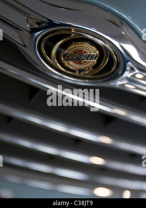 Chrysler-Abzeichen-Logo auf der Vorderseite eines Autos montiert Stockfoto