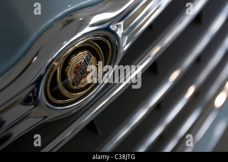 Chrysler-Abzeichen-Logo auf der Vorderseite eines Autos montiert Stockfoto