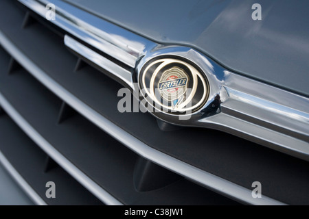 Chrysler-Abzeichen-Logo auf der Vorderseite eines Autos montiert Stockfoto