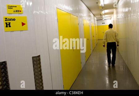 Anschauliches Bild der eine große Yelllow Lagerhalle, London. Stockfoto