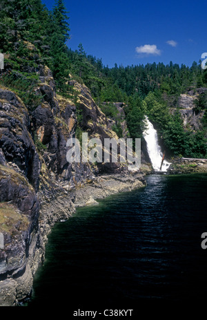 Cassel See fällt in Teakerne Teakerne Arm in Arm Provincial Park in Desolation Sound entlang der Inside Passage in British Columbia in Kanada Stockfoto