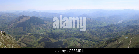 an der Spitze eines Antenne und Panorama Berges Stockfoto