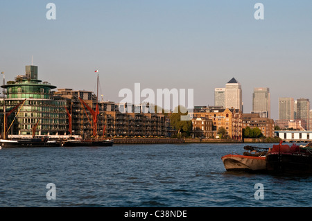 Blick auf die Gebäude auf der Themse am Flussufer und die Canary Wharf, London, UK Stockfoto