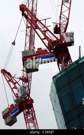 Zwei britische landen Krane auf einer städtischen Baustelle in der City of London. Stockfoto
