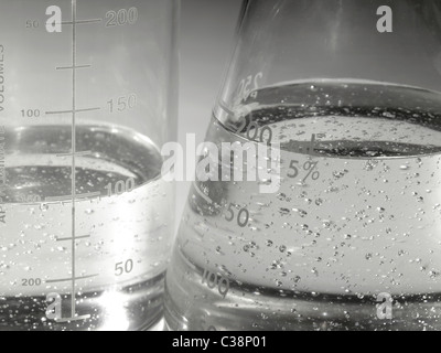 Becher im Labor mit kochendem Flüssigkeit & Luftblasen Stockfoto