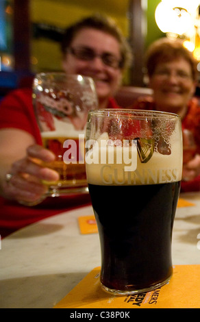 Menschen, die genießen eines Pint Guinness in Cassidys frei Haus in Dublin Stockfoto