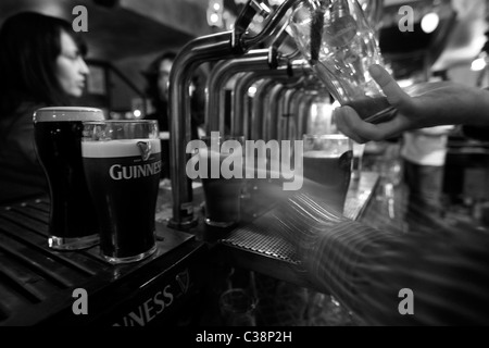 Guinness serviert in Cassidys frei Haus in Dublin Stockfoto