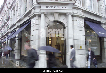 Fassade eines Burberry Store im Zentrum von London Stockfoto