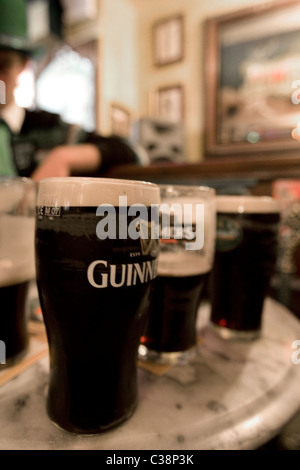 Menschen, die genießen eines Pint Guinness in Cassidys frei Haus in Dublin Stockfoto