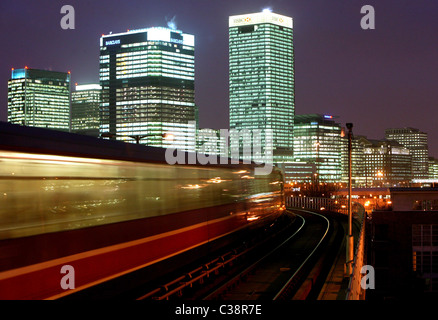 Canary Wharf in London in der Nacht. Stockfoto