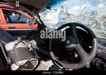 Innenraum von einem Vauxhall Corsa sitzt in einem Schrottplatz warten darauf, zerlegt und recycelt werden. Stockfoto