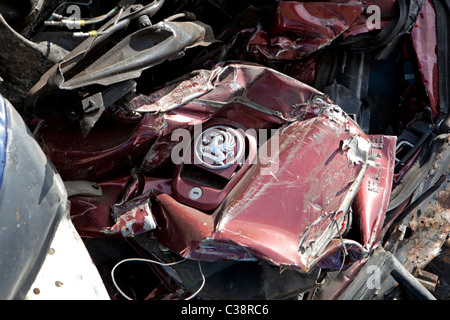 Eine Vauxhall Auto Logo ist unter einem Haufen von zerquetschten Autos sichtbar. Stockfoto