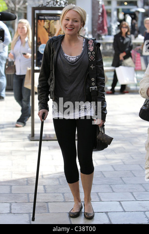 Jewel Kilcher gehen mit einem Stock während Sie einkaufen im The Grove mit einem Freund Los Angeles, Kalifornien - 15.04.09 Stockfoto