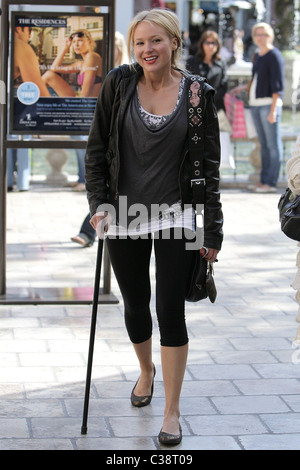 Jewel Kilcher gehen mit einem Stock während Sie einkaufen im The Grove mit einem Freund Los Angeles, Kalifornien - 15.04.09 Stockfoto