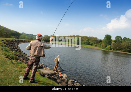 Männer-Fliegenfischen am Trimpley-Stausee in der Nähe von Arley Worcestershire England Uk Stockfoto