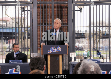 Fred Wilpon, Chairman und Chief Executive Officer von der New York Mets Jackie Robinson Rotunde Engagement bei Citi Field neue Stockfoto