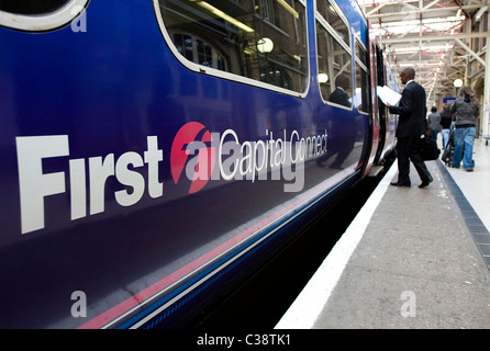 Pendler auf eine First Capital Connect-Dienst am Bahnhof Kings Cross, London. Stockfoto