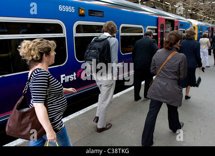 Pendler auf eine First Capital Connect-Dienst am Bahnhof Kings Cross, London. Stockfoto