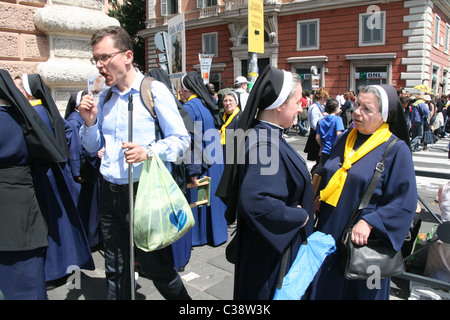 Menschen feiern die Seligsprechung von Papst Johannes Paul der zweite Rom 1. 2011 Mai Stockfoto