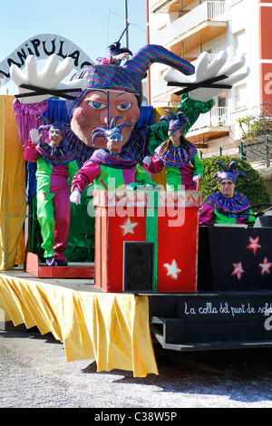 Karnevalsumzug in Tracht in l ' Escala, Spanien Stockfoto