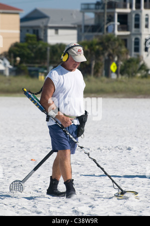 Schatzsucher mit Metalldetektor am Strand von Siesta Key Florida Stockfoto