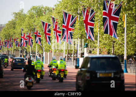 Blick auf The Mall im Zentrum von London mit Union Flaggen entlang der Route. Stockfoto