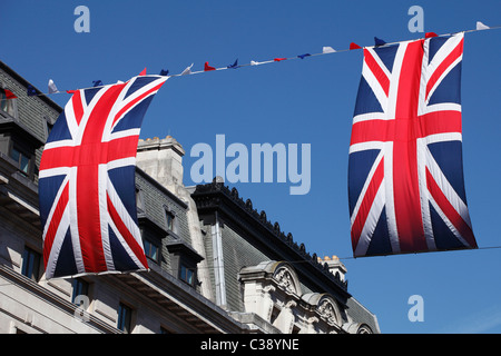 Zwei britischen "Union Jack" Nationalflaggen fliegen gegen blauen Himmel, England, UK Stockfoto