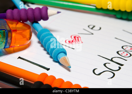 Dinge für die Schule: Notebook, Buntstifte, Beläge Stockfoto