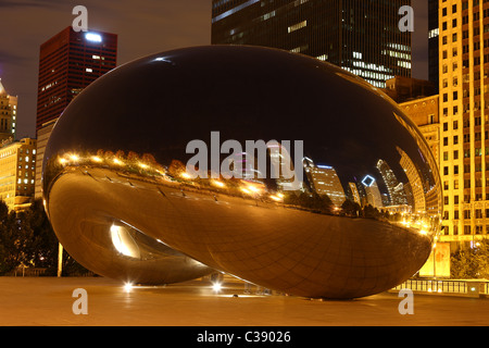Cloud Gate (The Bean) in Chicago in der Nacht Stockfoto