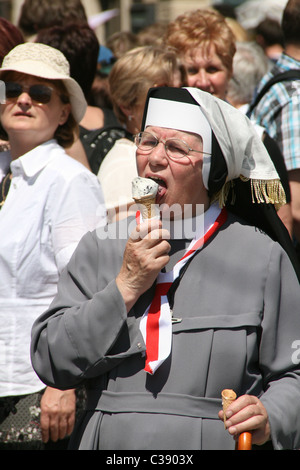 Menschen feiern die Seligsprechung von Papst Johannes Paul der zweite Rom 1. 2011 Mai Stockfoto