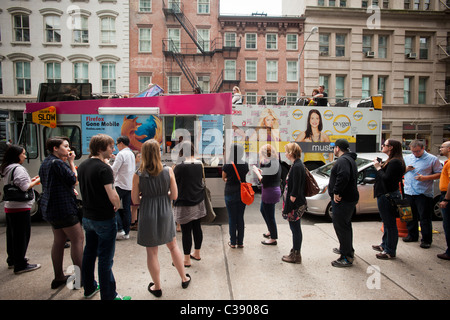 Der Coolhaus Eiswagen verschenkt gratis-Eis in Soho in New York belegte Brötchen Stockfoto