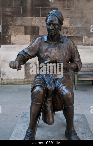 Cordwainer Statue vor St Mary Aldermary, Watling Street, City of London, UK Stockfoto