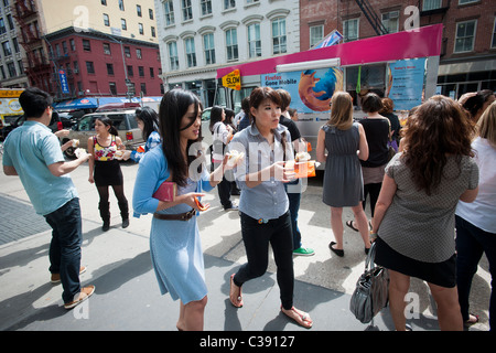 Der Coolhaus Eiswagen verschenkt gratis-Eis in Soho in New York belegte Brötchen Stockfoto