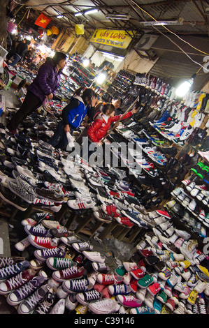 Vertikale Weitwinkel von Hunderten von Paar Schuhe zum Verkauf auf Hang Dau Straße im Zentrum der Altstadt in Hanoi. Stockfoto