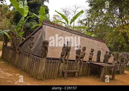 Horizontale Ansicht eines traditionellen Grabes aus dem Gia Rai-Stamm der Zentral-Vietnam. Stockfoto