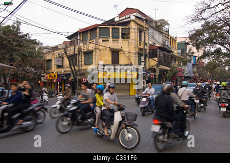 Horizontalen Weitwinkel von unorganisierten Chaos auf Hanois Straßen mit Mopeds, Motorrädern & Roller überall während der Hauptverkehrszeit. Stockfoto