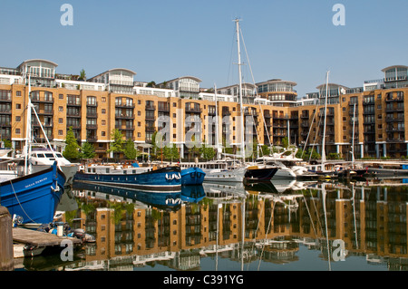 Wohnungsbau und Marina, St. Katharine Docks, London, UK Stockfoto