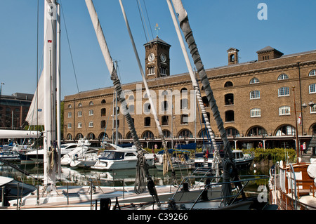 Clock Tower-Gebäude, St. Katherine Docks, London, UK Stockfoto